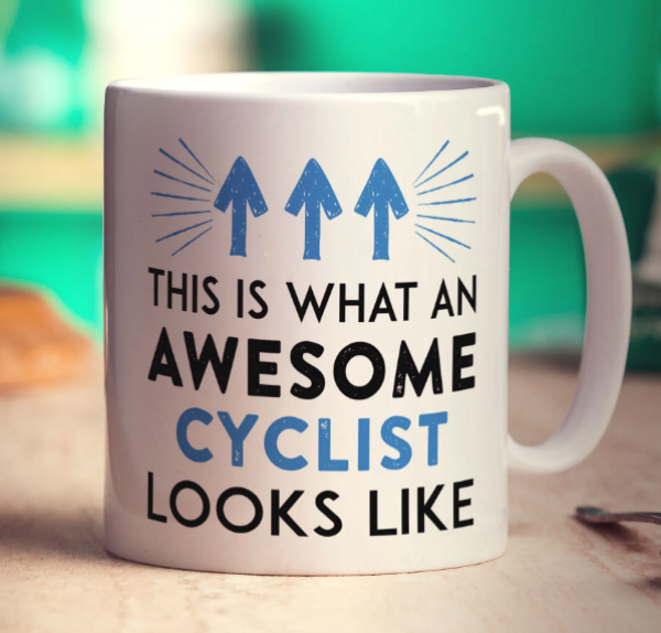 Mug dengan cetakan gambar hobi atau kegiatan favorit seperti bersepeda atau membaca